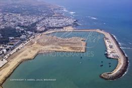 Image du Maroc Professionnelle de  Vue aérienne d'Asilah, ville du nord du Maroc sur l'océan Atlantique à 40 km au sud de Tanger, Vendredi 9 Août 2002.  (Photo / Abdeljalil Bounhar)



 